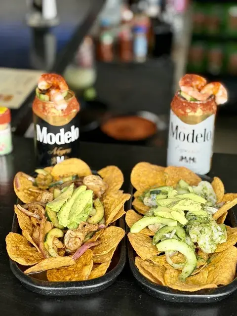 Tostadas de mariscos con aguacate y micheladas
