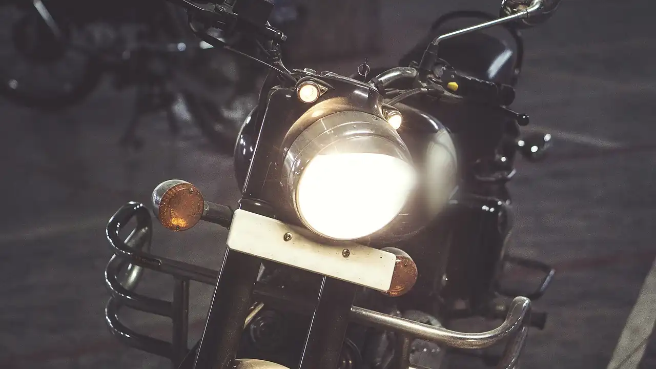 Faro encendido de una motocicleta de noche