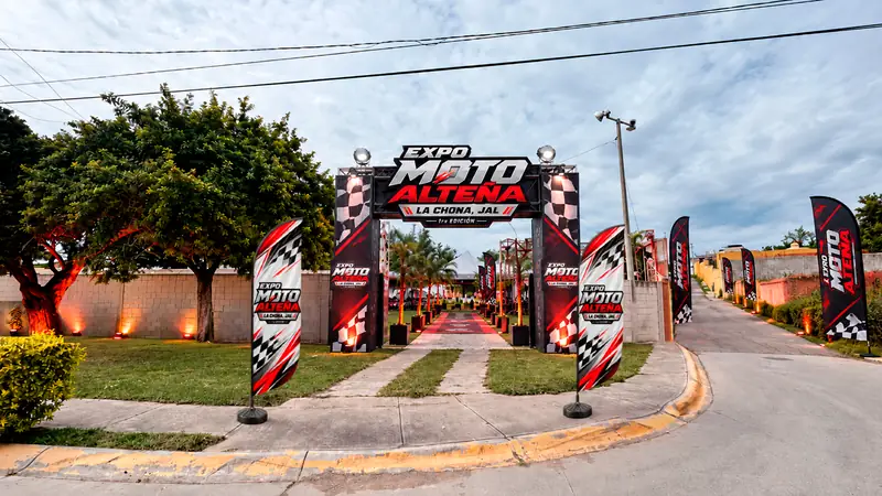 Entrada a la expo con arco y banderas de Expo Moto Alteña